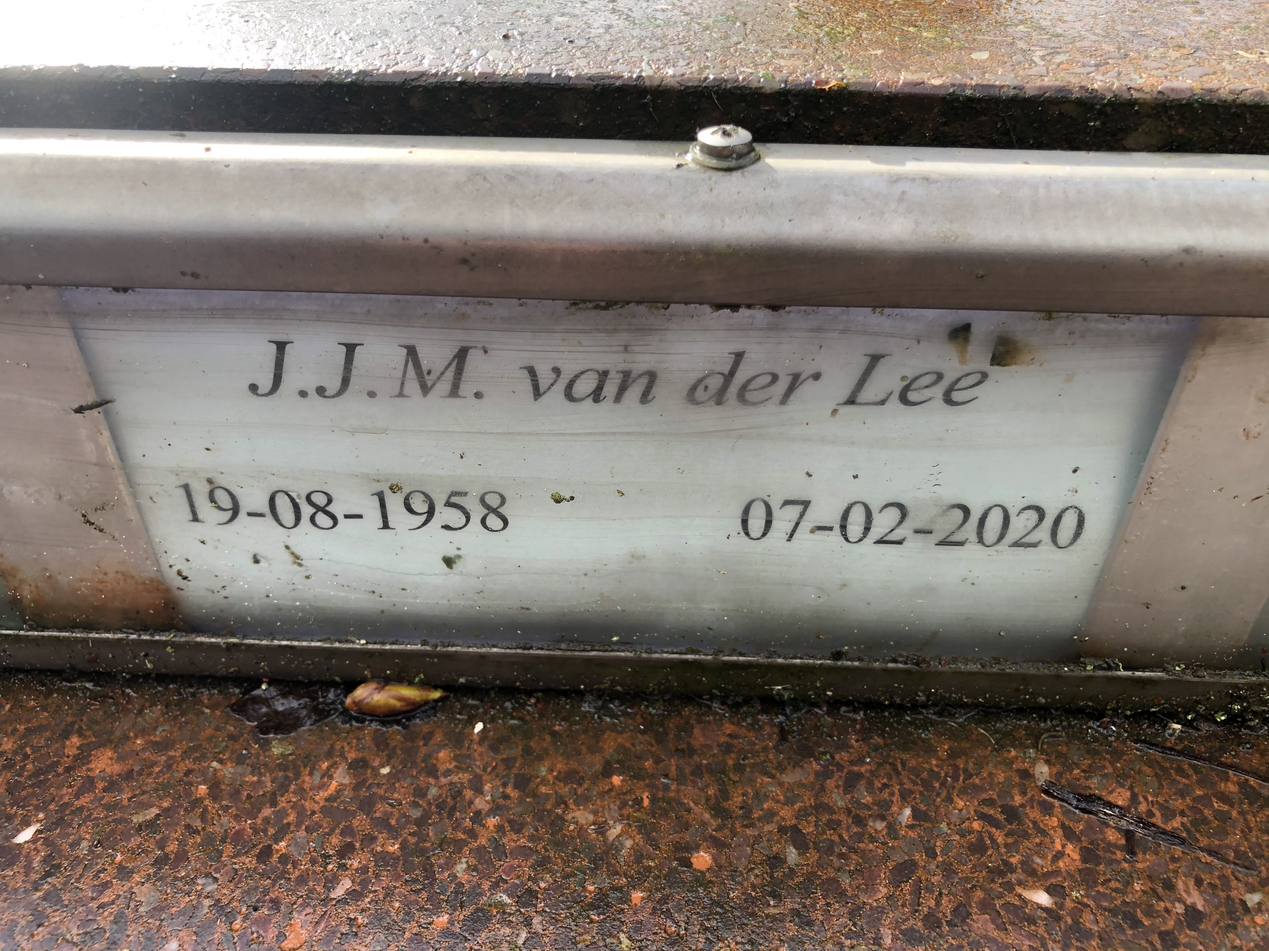 De naamplaat van Jan van der Lee (1958-2020)